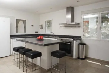 Cocina equipada en una casa de alquiler vacacional en Dénia – Aguila Rent a Villa