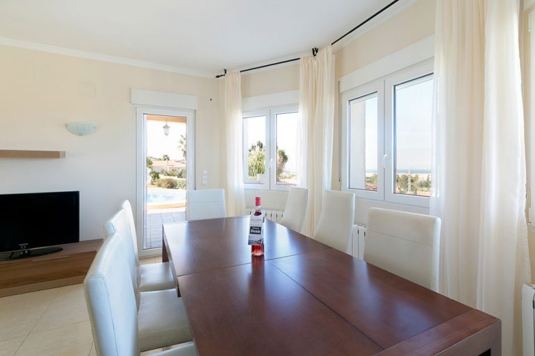 Sala da pranzo in una casa vacanza a Montgó - Quality Rent a Villa