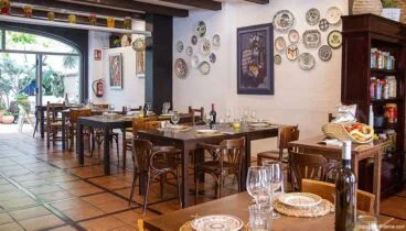 Decoración del comedor de Arrels Dénia