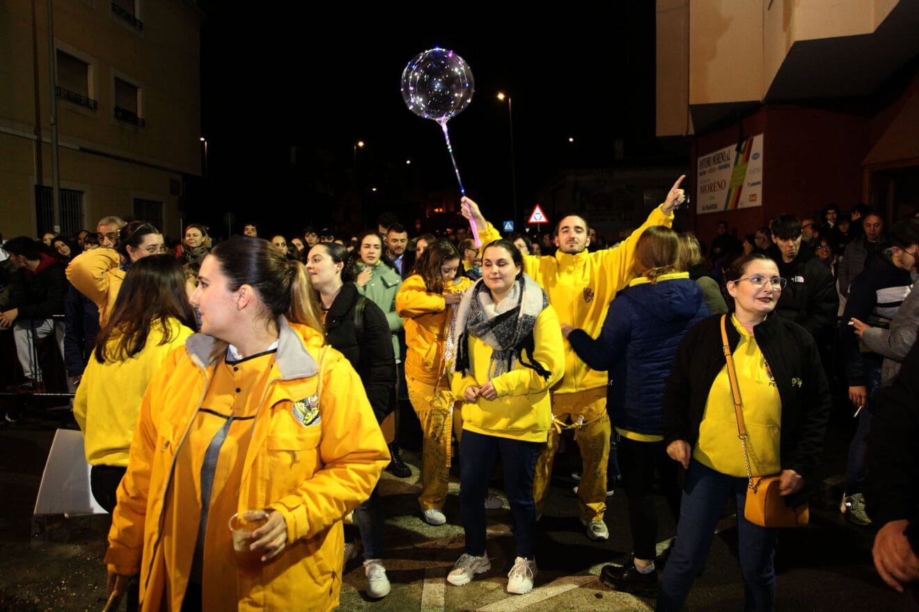 Comisión de Darrere del Castell celebrando las Fallas