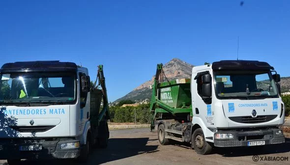 Imagen: Camiones transportando contenedores - Contenedores Mata