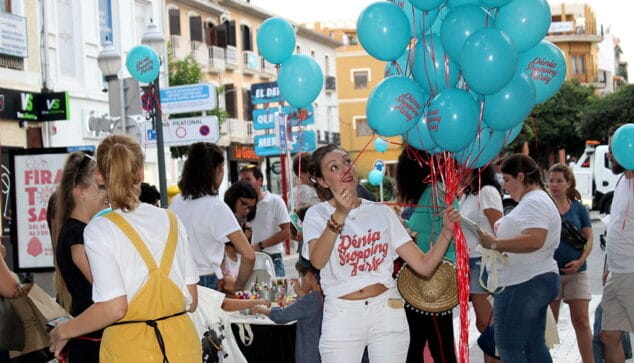 La cultura urbana y el lado festero de los comercios despidieron la agenda del Dia dels Valencians 5 denia shopping party