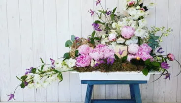 detalle decoracion floral con banqueta bodas y blores
