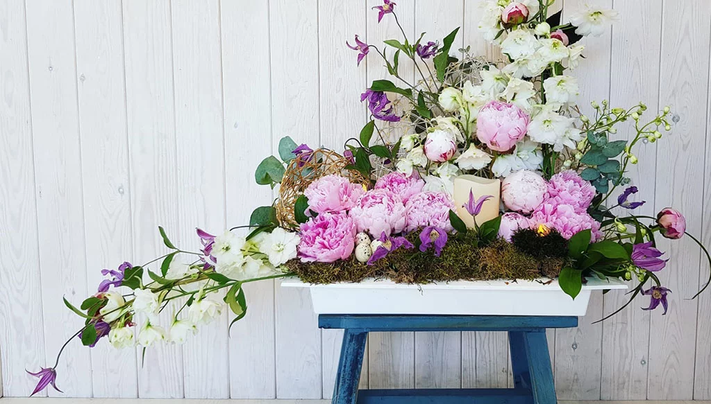 Detalle de decoración floral con banqueta – Bodas y Flores