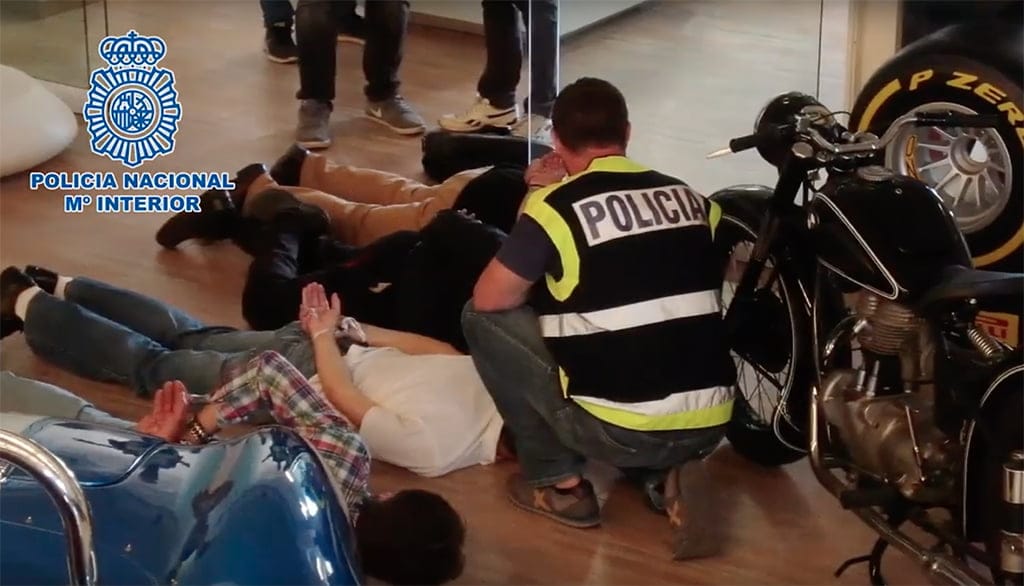 Imagen: Detenidos en la redada del concesionario de Xàbia