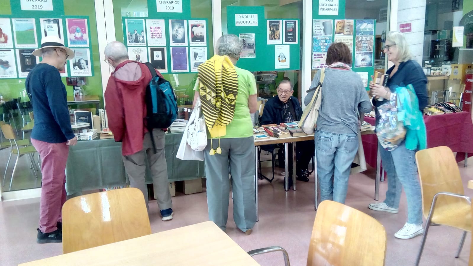 Imagen: Día de la Biblioteca en la Sala de Lectura del Centro Social