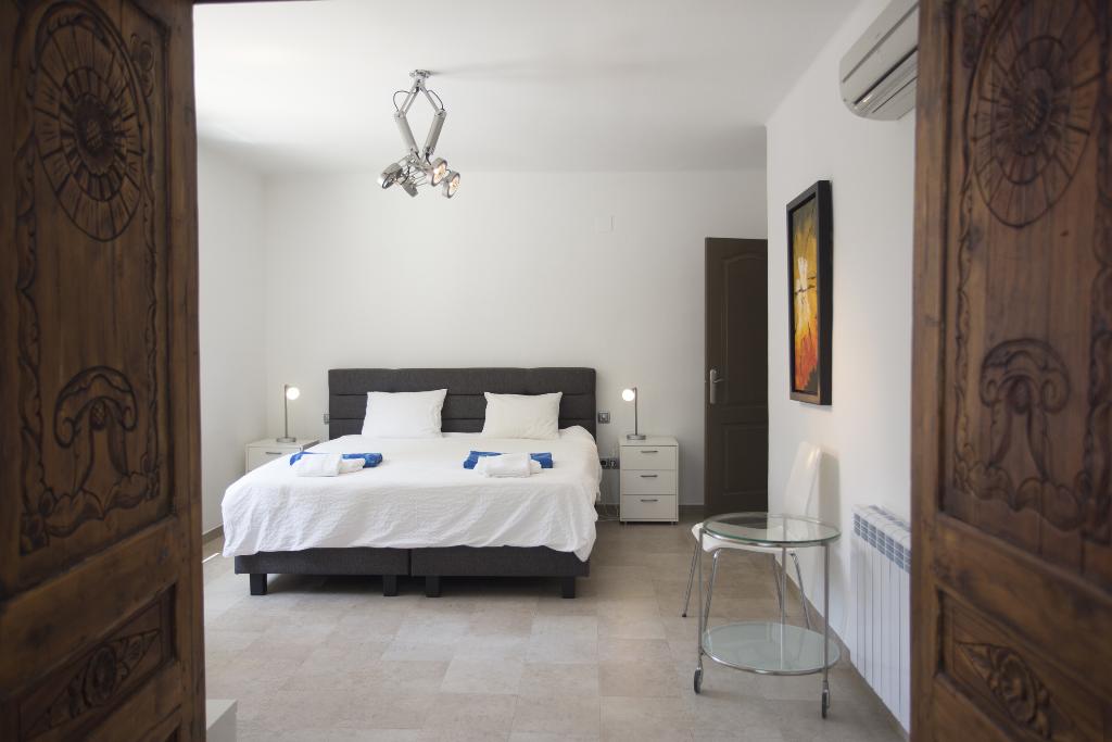 Uno de los cuatro dormitorios de un chalet para vacaciones –  Aguila Rent a Villa