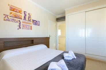 Una de las tres habitaciones de esta casa de alquiler vacacional – Quality Rent a Villa