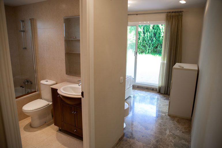 Dormitorio con baño en apartamento en venta en Jávea - Casas Singulares