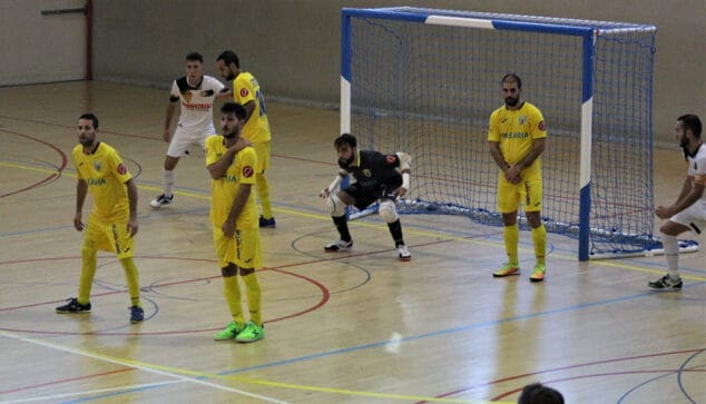 el mar denia defendiendo una falta de su rival