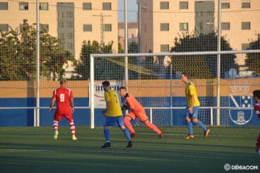 El meta Maxi con la pelota