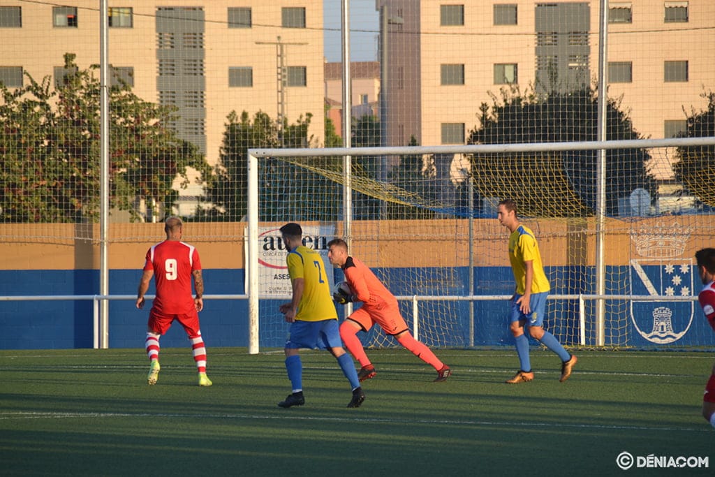 Imagen: El meta Maxi con la pelota