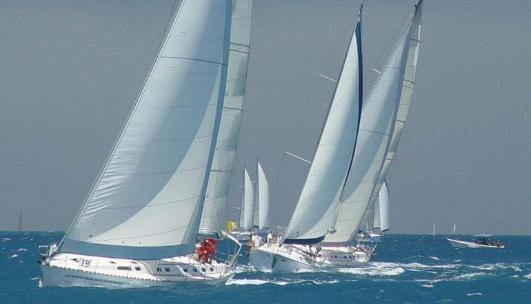 Embarcaciones de vela navegando