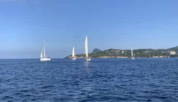 Embarcaciones navegando durante la competición