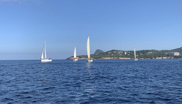 Embarcaciones navegando durante la competición