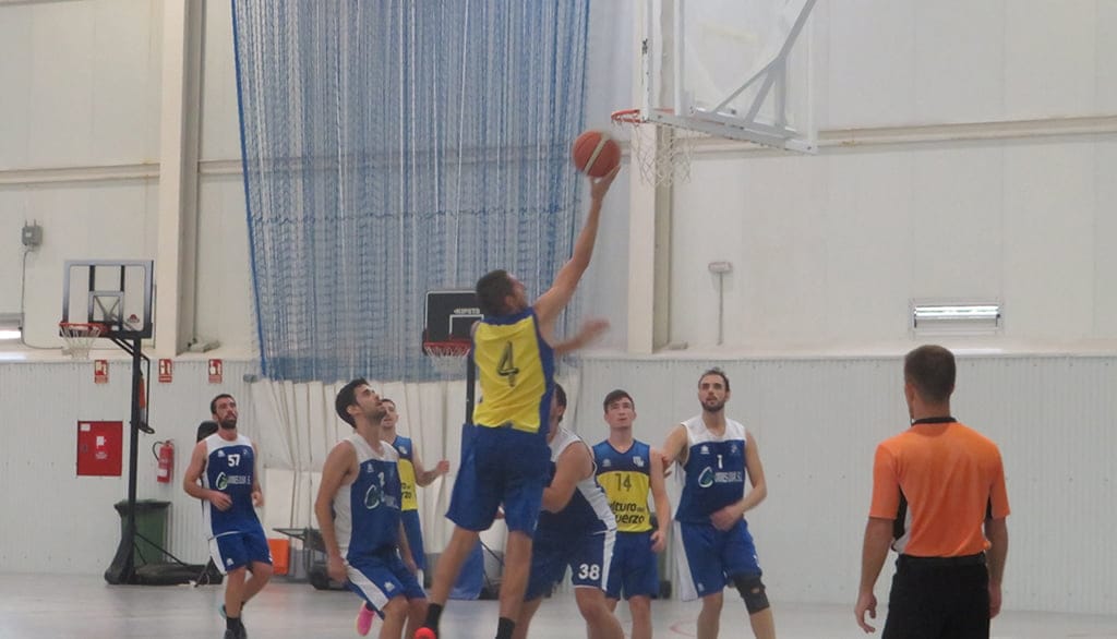 Imagen: Entrada de un senior dianense ante el CB Oliva