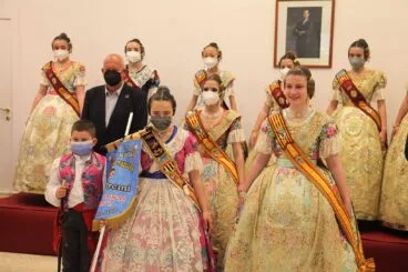 Entrega del premio de la falla infantil a la Darrere del Castell