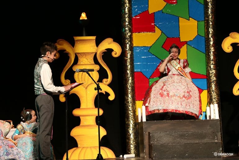 Erika no puede esconder su emoción durante la exaltación