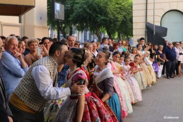 Erika y Miriam llegando al Centre Social