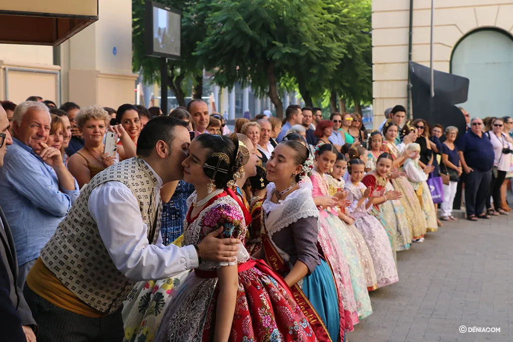 Imagen: Erika y Miriam llegando al Centre Social