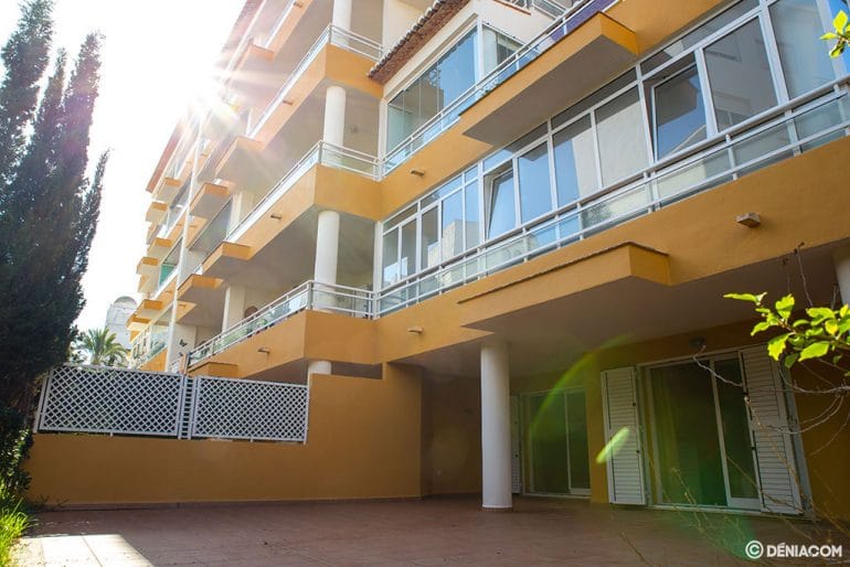 Exterior residencial al que pertenece un apartamento en venta - Casas Singulares