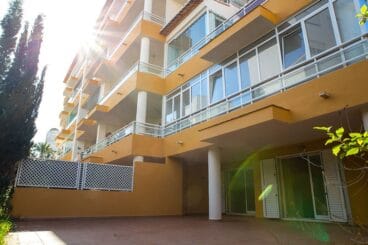 Exterior del residencial al que pertenece un apartamento en venta – Casas Singulares