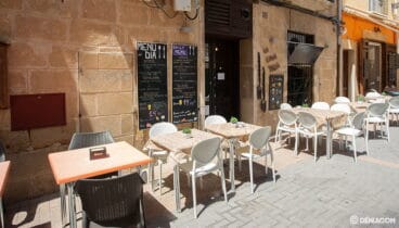 Terraza en el exterior de La Cova Tallà