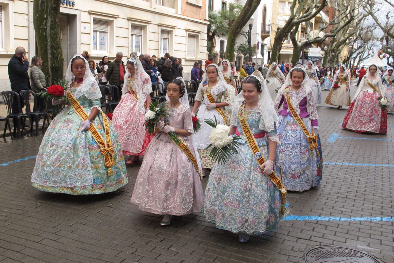 Falleras de Port-Rotes en la ofrenda