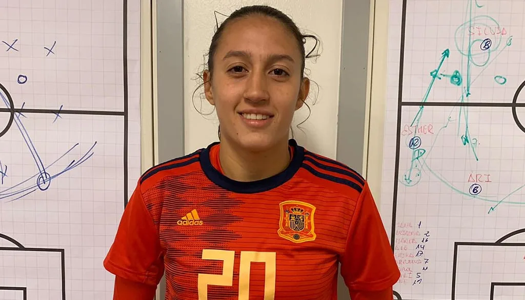 Imagen: Fiamma Benítez con la camiseta de España