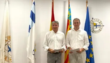 firma de colaboracion entre el real club nautico de denia y el tenor cortis
