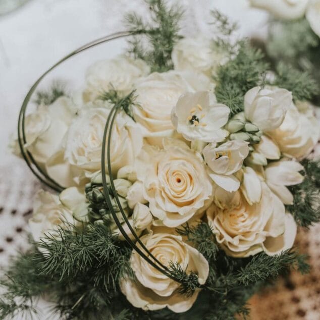 Prepara flores para llevar a tus seres queridos el 1 de noviembre con Bodas y Flores 2 flores blancas bodas y flores