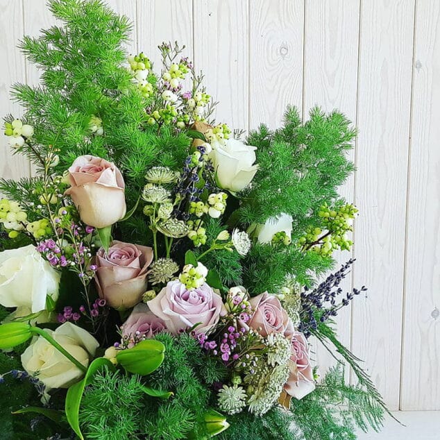 Prepara flores para llevar a tus seres queridos el 1 de noviembre con Bodas y Flores 3 flores con verde bodas y flores