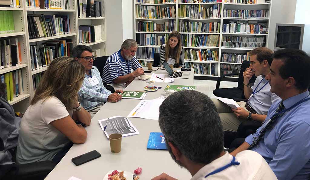Imagen: Gabriel Martínez en reunión junto a otros participantes