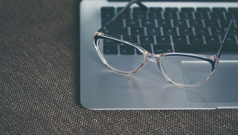 gafas-sobre-teclado-fatiga-ocular-optica-perez-buigues