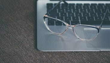 gafas sobre teclado fatiga ocular optica perez buigues