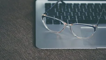 gafas sobre teclado fatiga ocular optica perez buigues