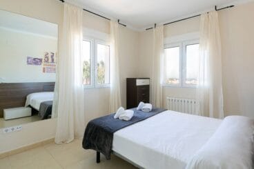 Una de las tres habitaciones de esta casa de alquiler vacacional – Quality Rent a Villa
