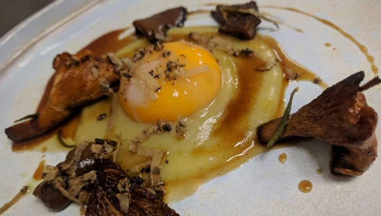 Huevo pochado con trufa y setas - Arrels Dénia