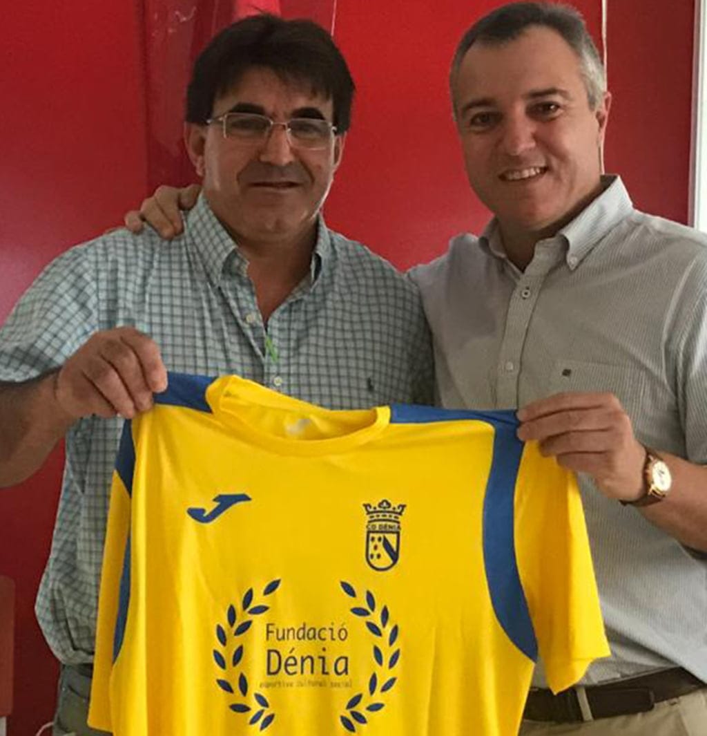 Acuerdo de colaboración entre el CD Dénia y la Fundació Dénia 1 Imagen: Juan Benavente junto a Toni Sentí