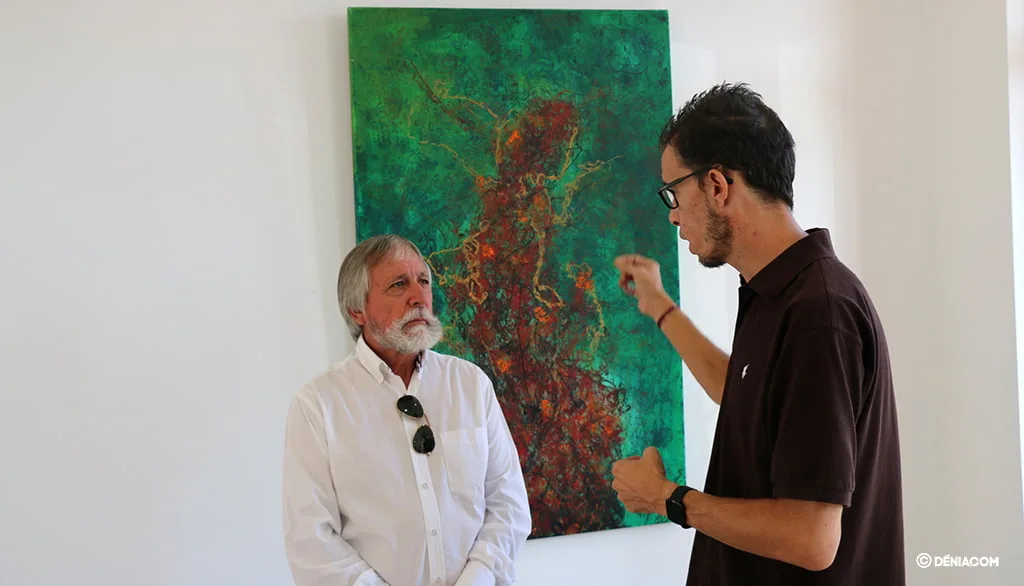 Juan Caravaca: "Los cuadros son ventanas que ponemos en casa a la imaginación" 1 Imagen: Juan Caravaca y Gabriel Martínez presentan la exposición