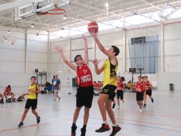 Jugador cadete dianense entrando a canasta