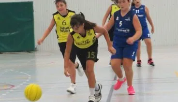 jugadora alevin dianense botando la pelota e1570179635999