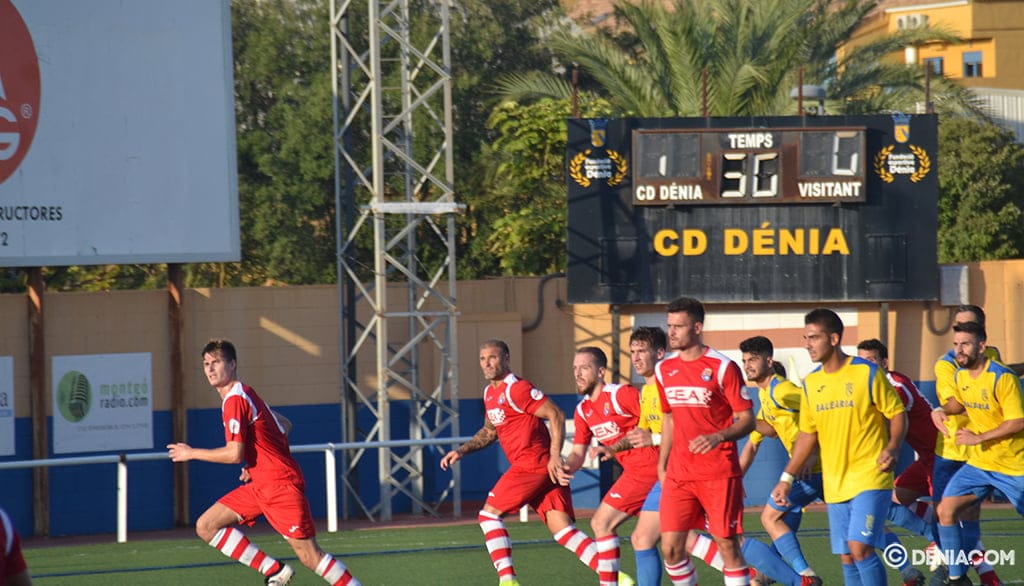 Imagen: Jugadores del CD Dénia preparados para el remate