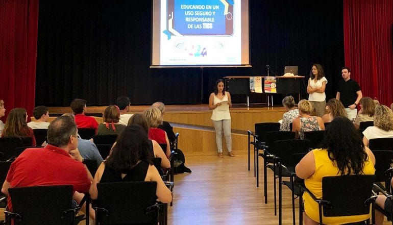 La concejala de Educación, Melani Ivars, durante las charlas
