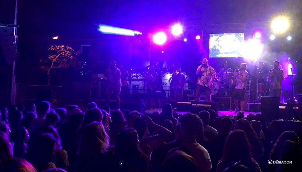 Imagen: La Fúmiga sobre el escenario