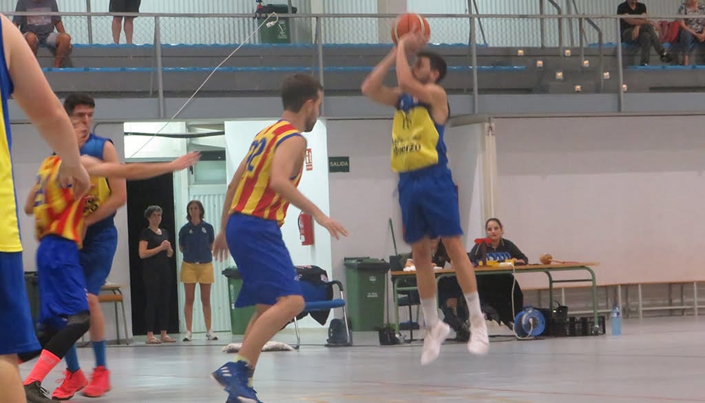 Imagen: Lanzamiento de un senior del Dénia sobre la canasta del Moixent
