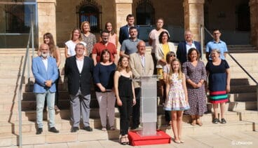 Las Falleras Mayores posan junto a los concejales