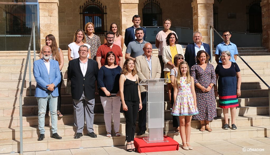 Grimalt se rodea de todos los grupos municipales, excepto Compromís, en un discurso contra los intolerantes 2 Imagen: Las Falleras Mayores posan junto a los concejales