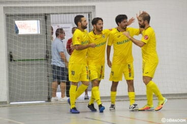 los jugadores dianenses celebrando un gol