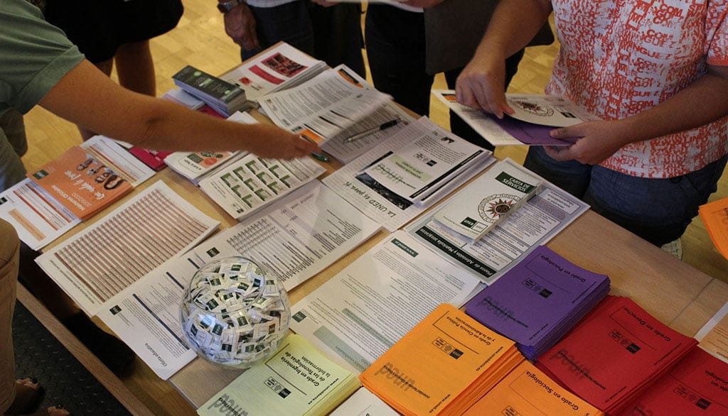 Imagen: Mesa con folletos informativos de la UNED